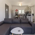Manos House - Elegant Modern Escape *